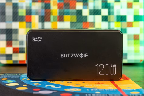 „Blitzwolf BW-i100“ įkrovimo stotelės apžvalga: vienas kompaktiškas įrenginys, kuris išspręs daugelio turimas problemas su elektronikos įkrovimu