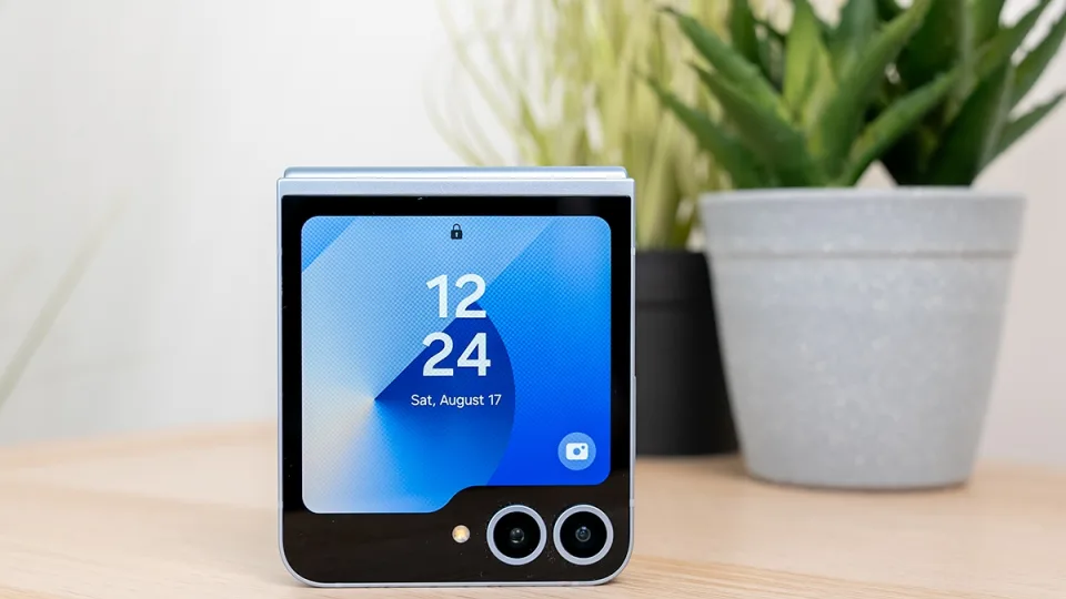 „Samsung Galaxy Flip6“ apžvalga: gamintojas atliko svarbius pakeitimus, tačiau kai kurios šio telefono savybės nesikeičia ir tiesiog bado akis