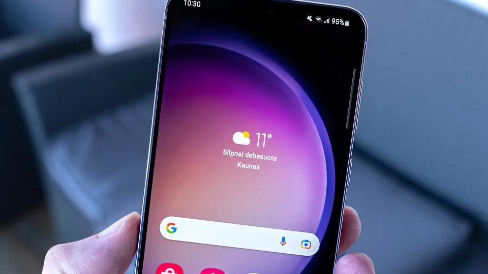 „Samsung“ niekaip neišsprendžia didžiulės problemos: po naujausio atnaujinimo – daugelis bendrovės telefonų turėtojų atsidūrė pavojuje, sužinokite kas čia vyksta