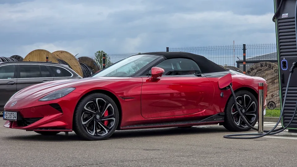 „MG Cyberster“ elektrinio rodsterio apžvalga: stilingas žvėriukas smagioms ir vasariškoms kelionėms