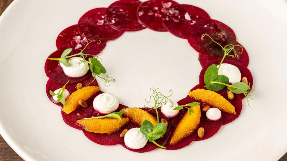 Nuo humuso iki burokėlių karpačo: kaip iš paprasto burokėlio sukurti nebrangius ir šventiškus patiekalus