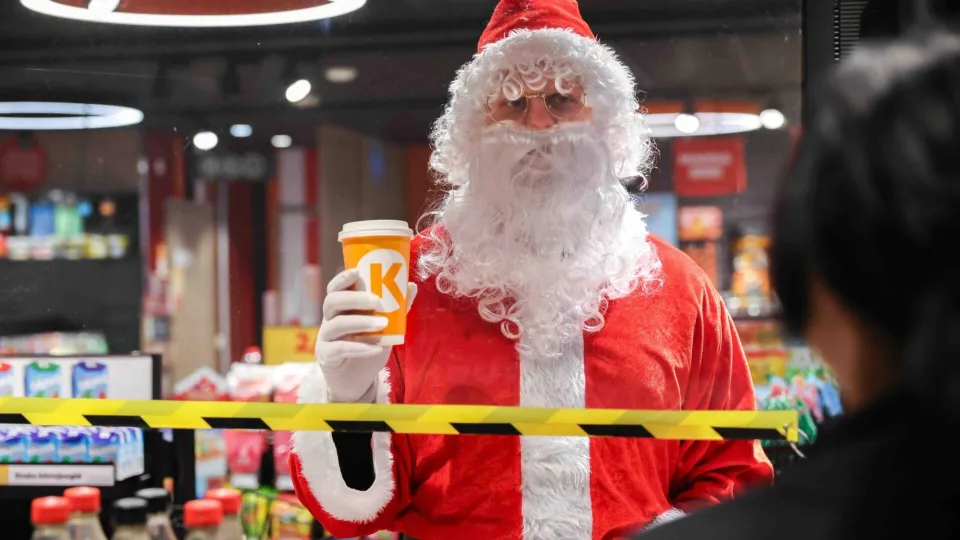 Nemokama kava Kalėdų Seneliams: šimtai puodelių kavos iš „Circle K“ be jokių klausimų