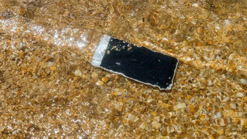 Telefonas įkrito į vandenį? Ekspertai atskleidė, kodėl ryžiai nepadės ir ką galite padaryti