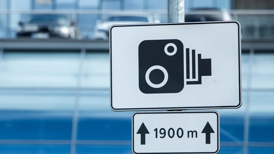 Naujos priemonės įsiutino vairuotojus: greičio matuokliai veikia net ten, kur nesitikite