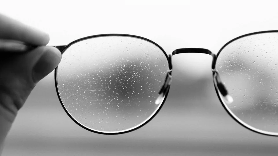 Nešiojate akinius? Pasakė, kaip išspręsti pačią didžiausią problemą su kuria susiduriate žiemą
