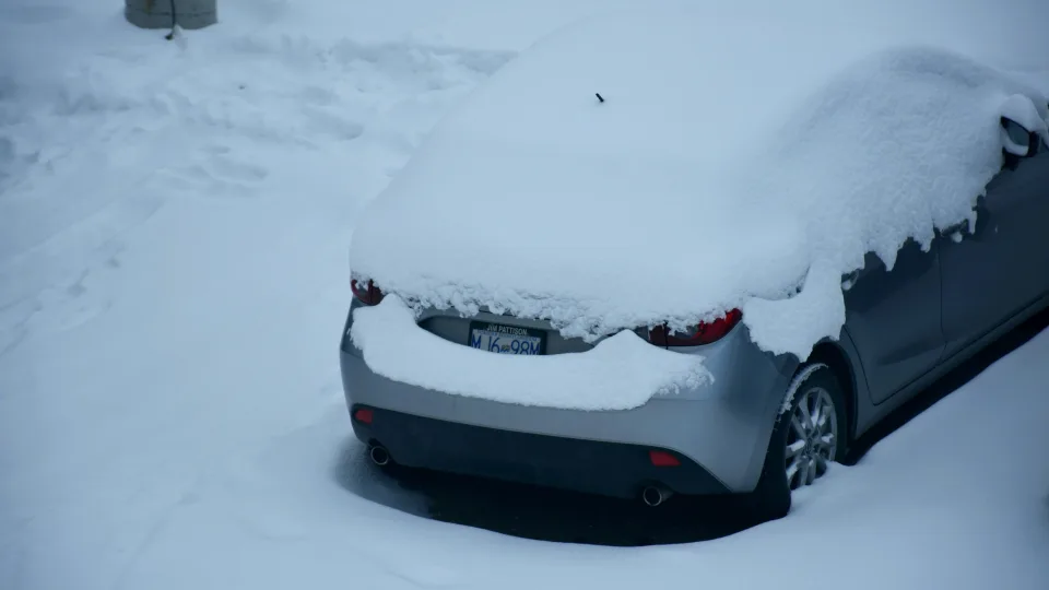 Automobilis po sniegu ir jokio laiko? Paprasti žingsniai, kaip jį nuvalyti per 5 minutes