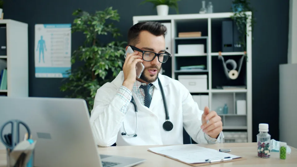 Medicinos pasaulis sujudo: naujas „ChatGPT“ režimas verčia pacientus veikti, o gydytojus – nervintis