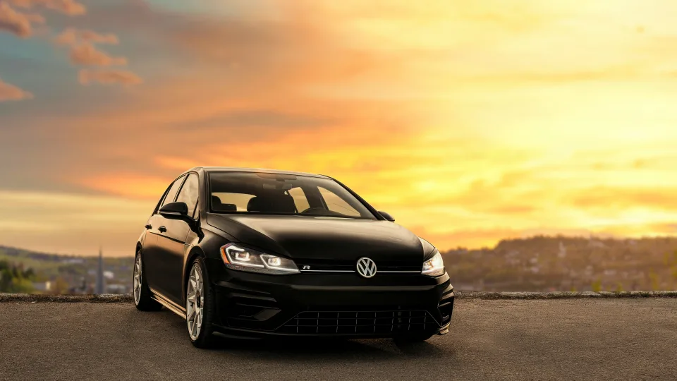 Daugelis masiškai keičia automobilius: senos mašinos traukiasi, šturmuojami nauji modeliai