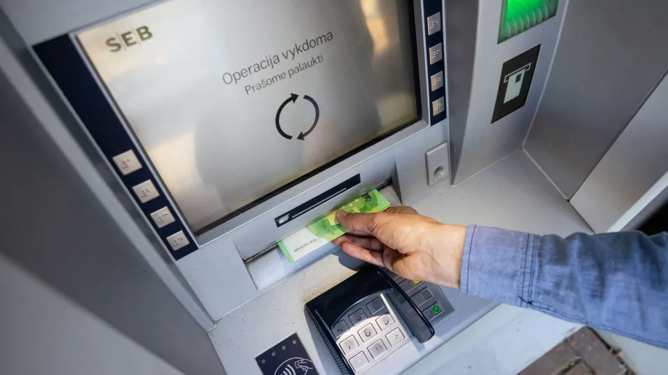 Kritinė klaida prie bankomato: siunčiamas didelės svarbos įspėjimas, štai ką būtina žinoti visiems