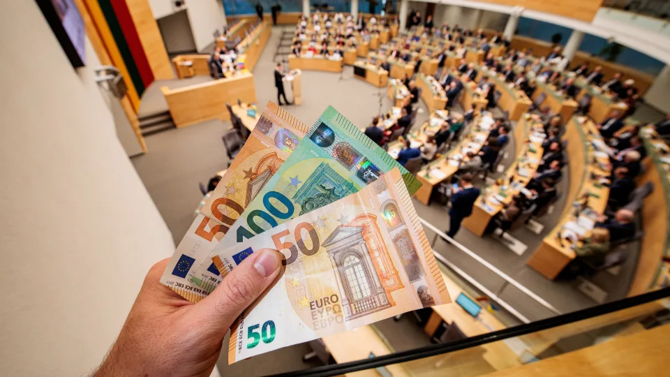 Lietuvoje nebeliks grynųjų pinigų: šis įprotis atskleidžia, kaip stipriai pasikeitė lietuviai