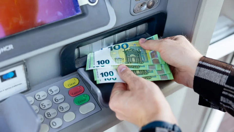 Suklusti turėtų besinaudojantys bankomatais: vos vienas veiksmas ir galite likti be nieko