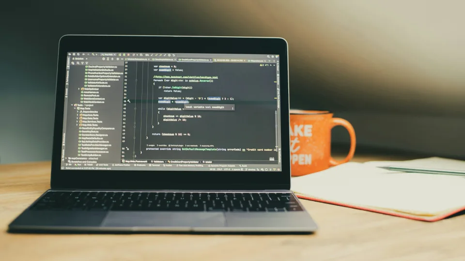 E.Musko dirbtinio intelekto įrankis sukėlė tarptautinį pasipiktinimą, „Grok“ atsidūrė teisininkų taikiklyje