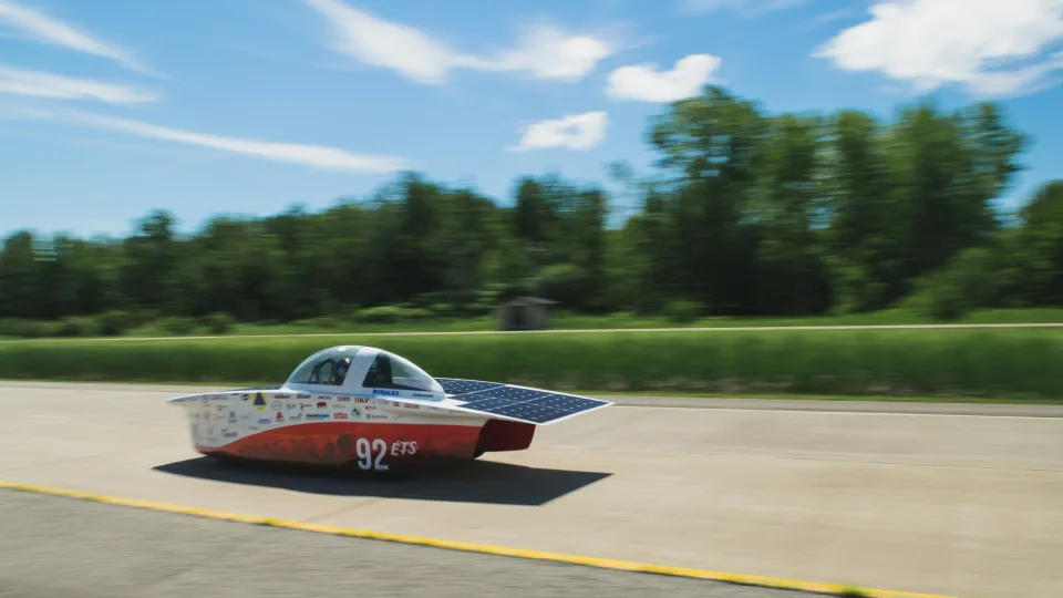 Automobilių gamintojas šokiruoja pasaulį: saulės energija varomas modelis gali pakeisti visą rinką