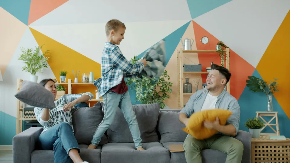 Kai mokyklos užsidaro, bet energijos per akis: ką veikti, kad diena namuose nevirstų chaosu?