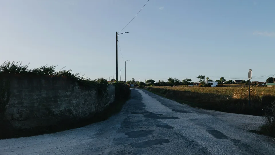 Rekordiniai išbandymų metai šalies keliams: kodėl valdžia iki šiol tylėjo apie tragišką kelių būklę?