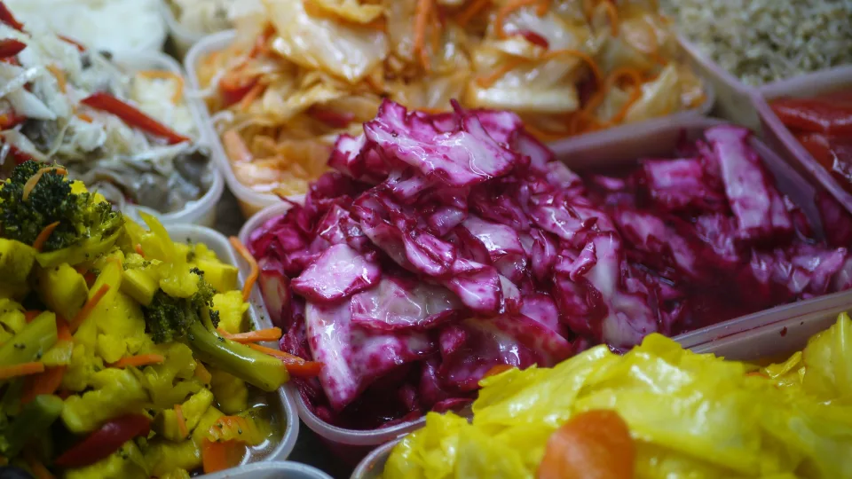 Marinuotų kopūstų ir burokėlių receptas rudeniui: šis traškus patiekalas dingsta nuo stalo akimirksniu