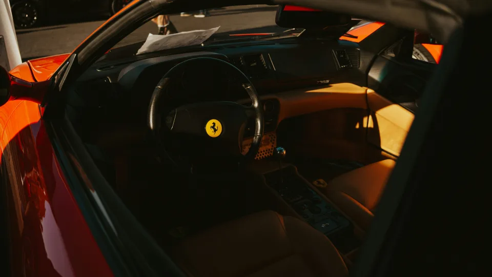 Pirmasis legendinio gamintojo elektromobilis stebina: dizainerio sukurtas salonas kelia susidomėjimą