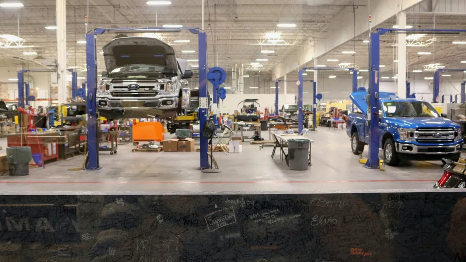 Augimas su rizika: „Ford“ pelno prognozės gerėja, bet sprendimas gali atsieiti milžinišką sumą