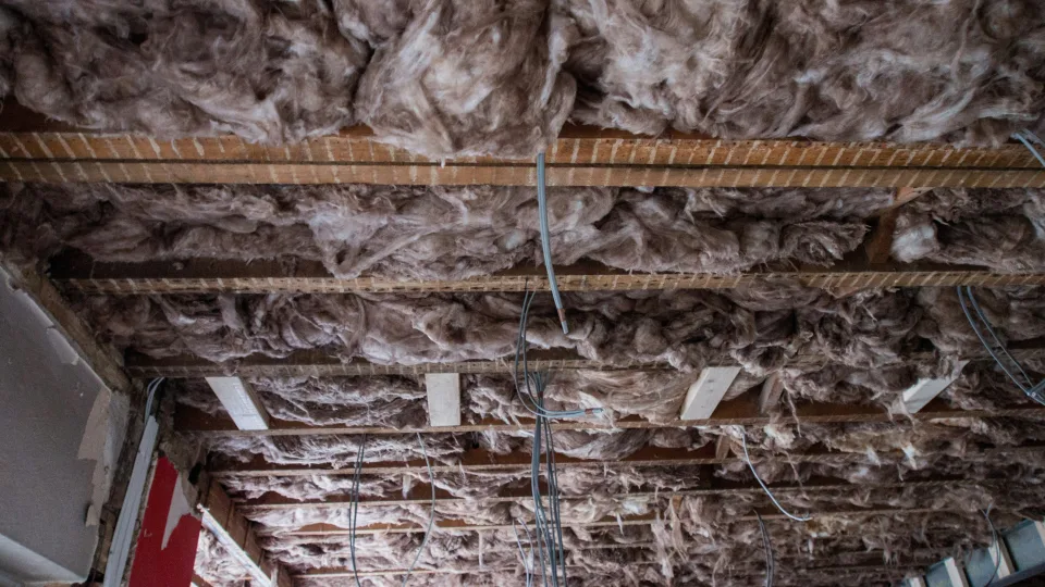 Vasarnamis be šildymo? Šeimininkai dalijasi pigiu metodu, kuris išlaiko šilumą