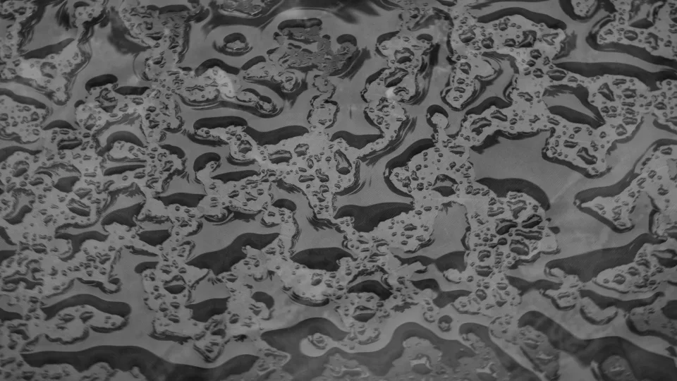 Lazeriai vietoje chemijos: sukurta tampri medžiaga, atstumianti net agresyvias rūgštis