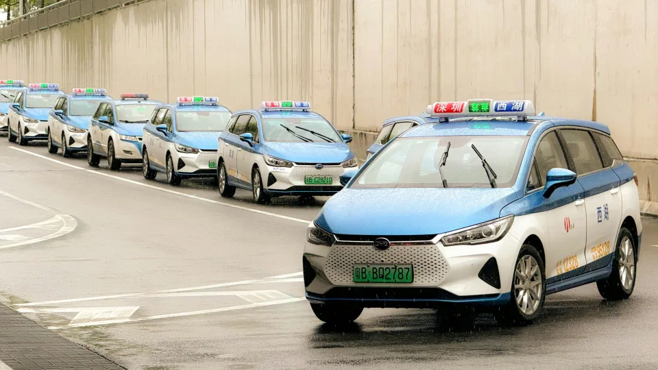 „Tesla“ projektas pasmerktas žlugimui? Robotaksi sukėlė 14 avarijų, ar tai tikrai saugu?