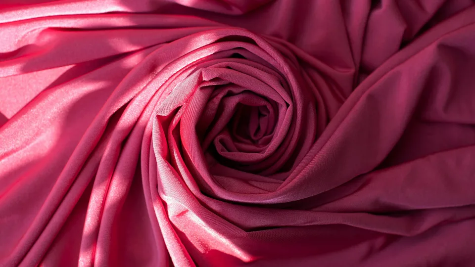 Rožinė spalva užkariauja grožio pasaulį: universalūs atspalviai ir derinimo taisyklės