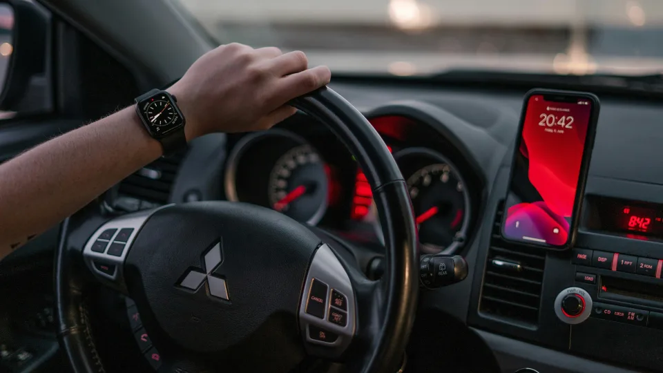„Rivian" pristato „Apple Watch" programėlę: automobilis dabar valdomas tiesiai nuo riešo