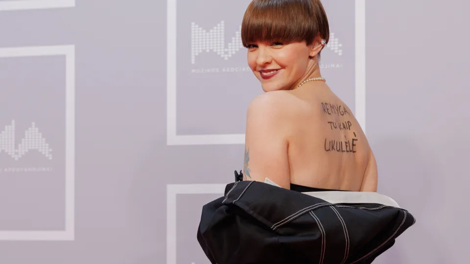 M.A.M.A. apdovanojimų metu – žinutė Žemaitaičiui: žiūrovus nustebino netikėtas užrašas