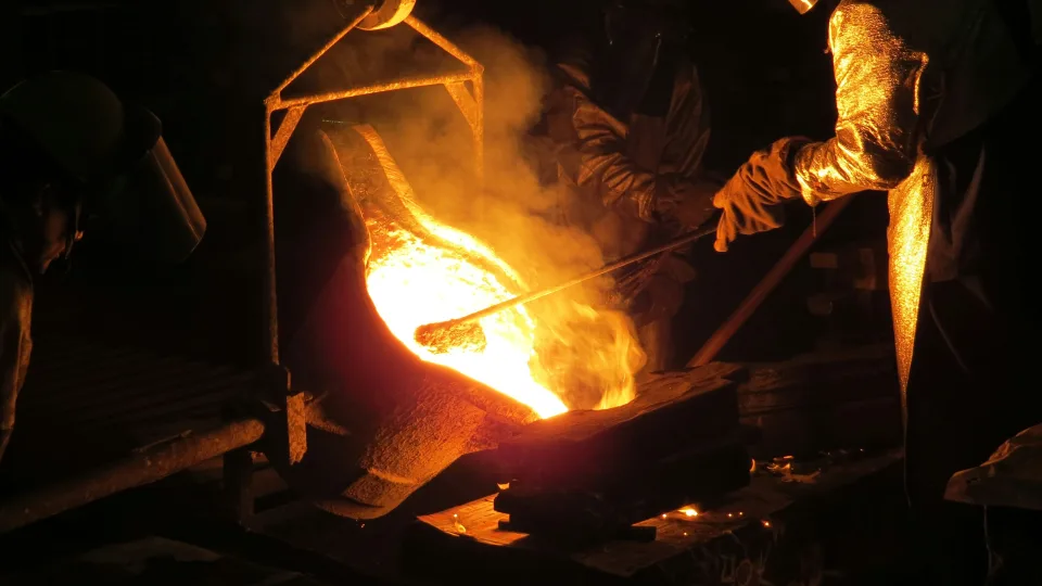 Paradoksas, kuris tebina: karštis gali padėti metalui atlaikyti smūgį