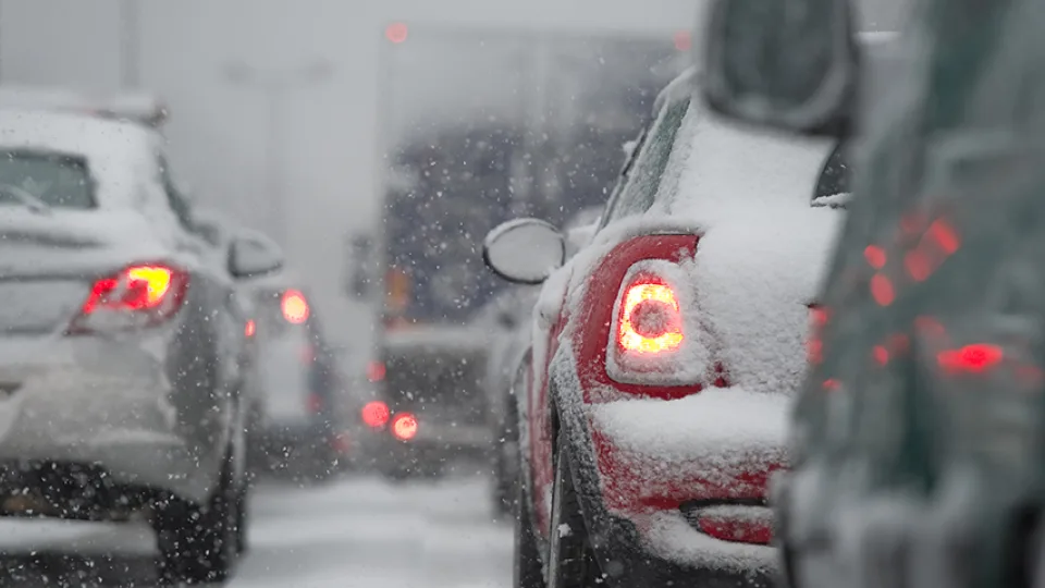 Persekiojimo metu pro langą skriejo telefonas ir seifas: sulaikytasis ieškotas dėl pasikėsinimo nužudyti