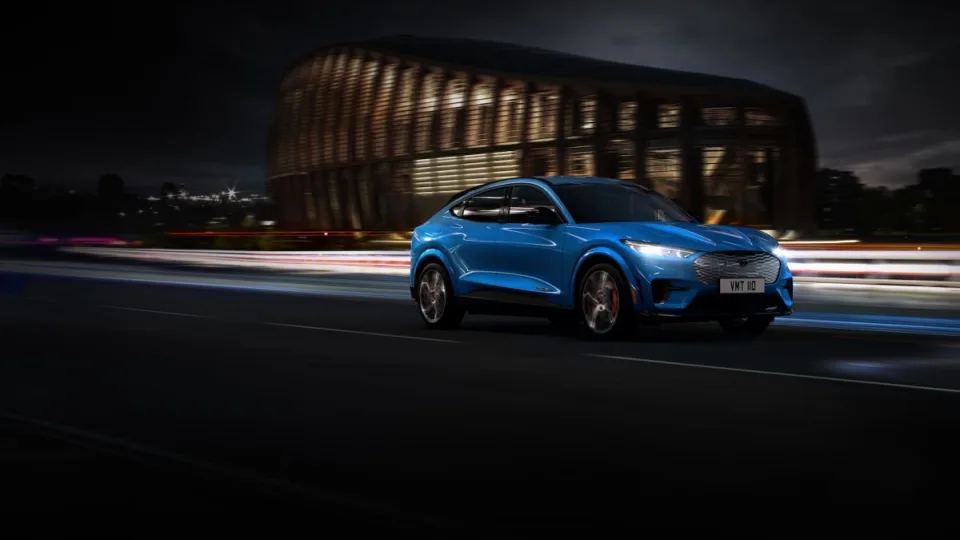 Jeigu galvojate, kad elektromobilių populiarumas mažėja – jūs smarkiai klystate: amerikiečiai šias transport priemones tiesiog šluoja iš prekybos vietų