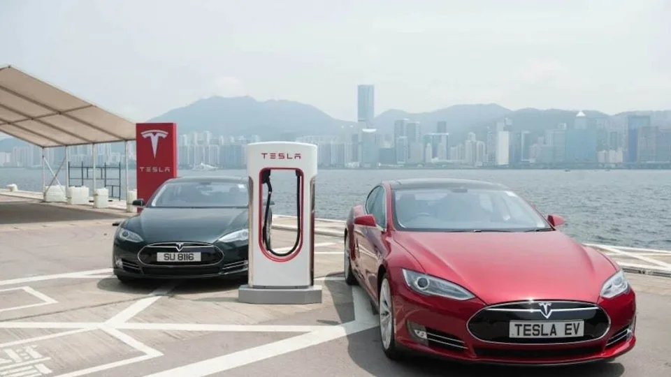 Elektromobilių rinkoje – E.Musko valdomos bendrovės lyderystė: „Tesla“ užfiksavo ženkliai išaugusius pardavimus, kurie atskleidžia labai įdomią tendenciją