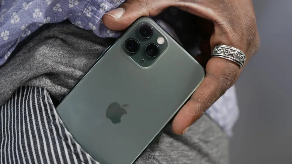 „iPhone“ be jokių ekrano išpjovimų? Jau netrukus sulauksime modelio, apie kurį svajoja daugelis