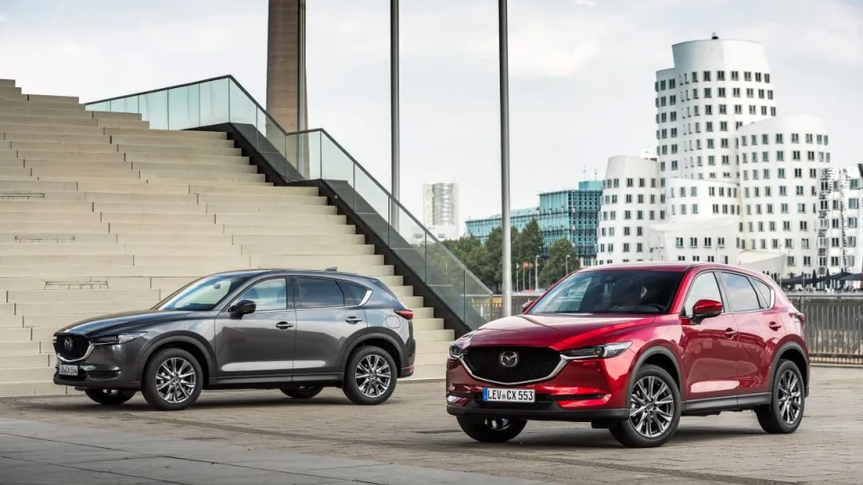 Pasitraukė iš Rusijos, bet jų automobiliai vėl grįžo į prekybą, „Mazda“ vadovai nežino, kas vyksta