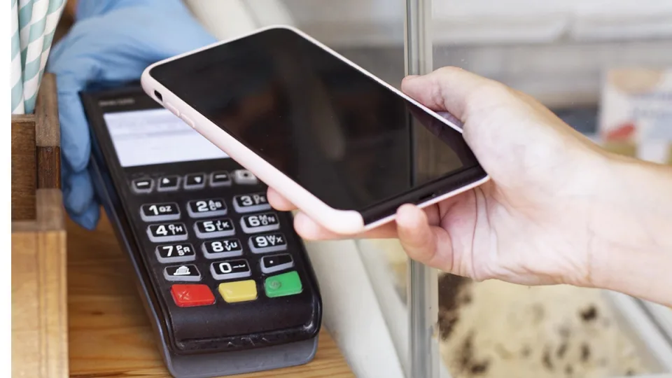 SEB klientai sulaukė naujovės: nuo šiol už savo pirkinius galės atsiskaityti ir telefonu ar laikrodžiu