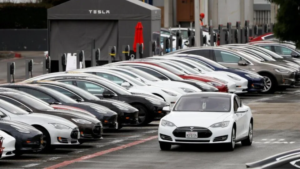 Milžiniškai „Tesla“ praradimai Europoje: užleido lyderės poziciją, sužinokite, kas šiuo metu veržiasi į viršūnę