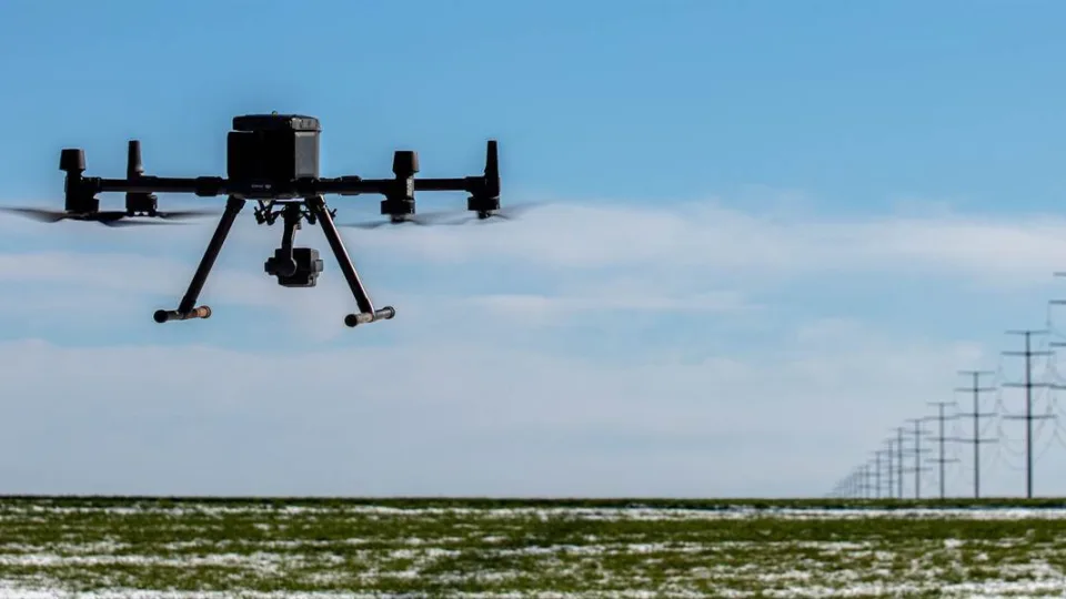 Gyvybes gelbstintis dronas jau ir Lietuvoje: DJI pristatė patobulintą „Matrice 300 RTK“ modelį