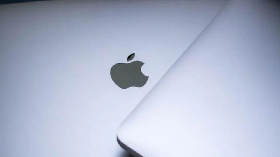 Ar išties „MacBook“ kompiuteriai yra žymiai saugesni? Ekspertai įspėja apie galimas rizikas ir kaip apsisaugoti