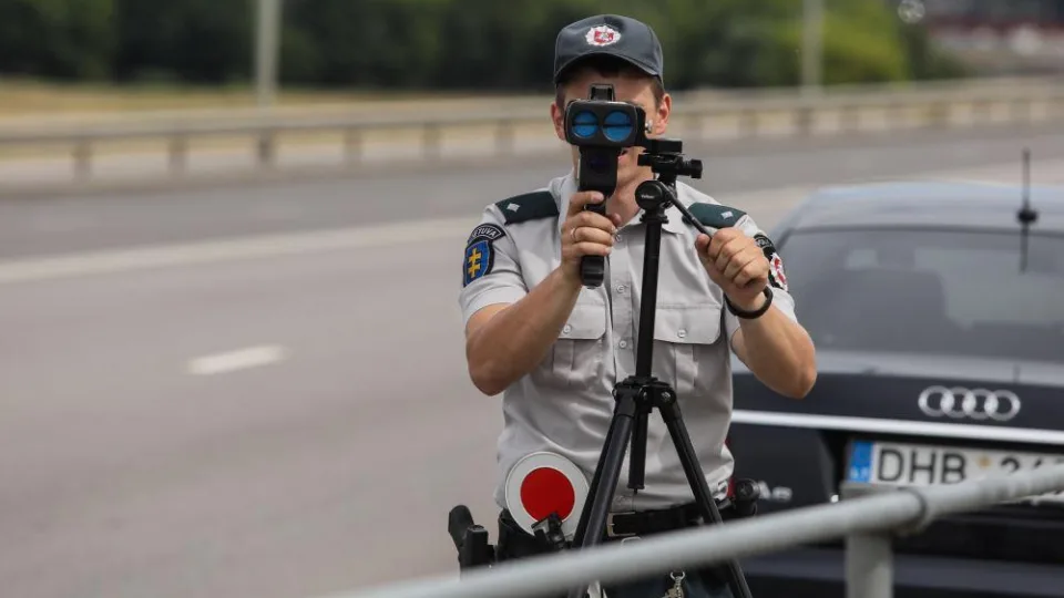 Vairuotojai negali tuo patikėti: greičio matuokliai kelia didžiules aistras, vairuotojai įsiutę