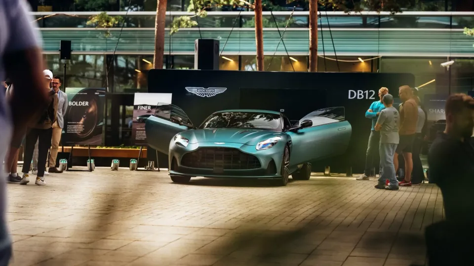 Lietuvoje pristatytas naujasis „Aston Martin“ šedevras: grožis ir greitis slepiasi tose pačiose detalėse