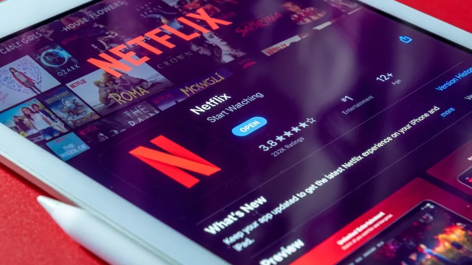 „Netflix“ keičia žaidimo taisykles: populiariausios „Spotify“ tinklalaidės atkeliauja į ekranus