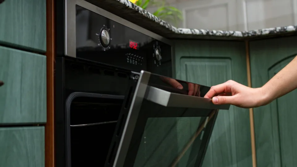 Ekspertai įspėja apie galimus padarinius: šie įpročiai kepant trumpina orkaitės tarnavimo laiką