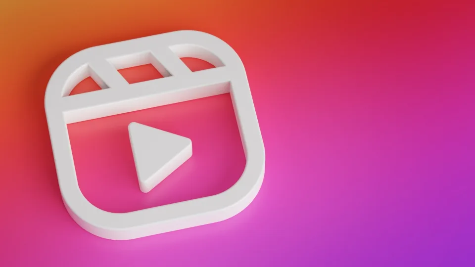 „Instagram“ vartotojai pasipiktinę: naujasis starto ekranas neberodys draugų nuotraukų, tik „Reels“ triukšmą