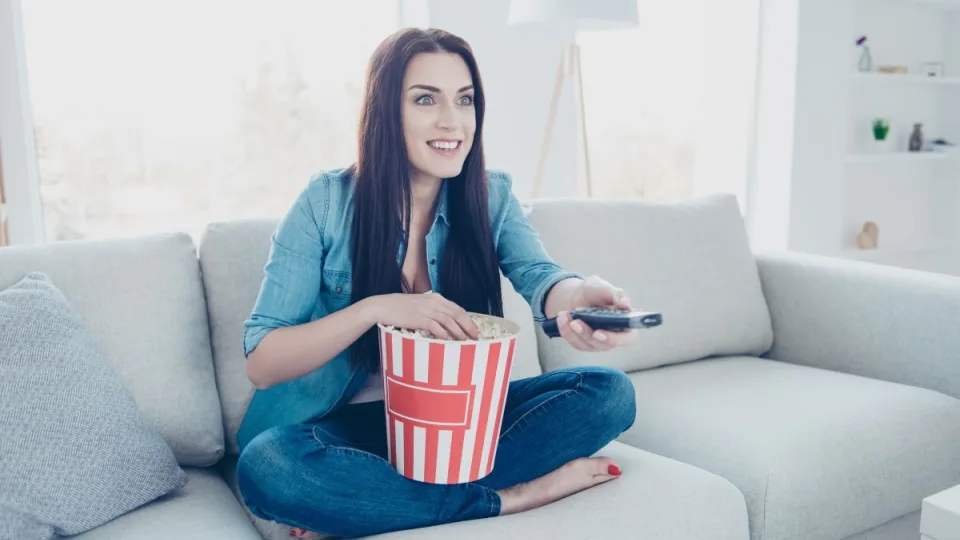 Šokiruojanti ekspertų išvada: kas nutiks jūsų sveikatai ir piniginei, jei niekada neišjungsite TV