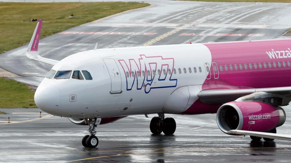 „Wizz Air“ keičia skrydžių patirtį ir keleivių komfortą: diegia naujos kartos technologijas orlaivių kabinose