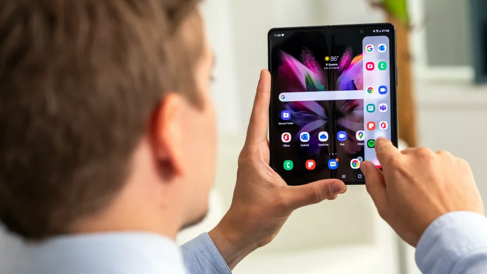 „Samsung“ ruošia dar vieną sulenkiamą išmanųjį telefoną, oficialus debiutas įvyks jau šeštadienį