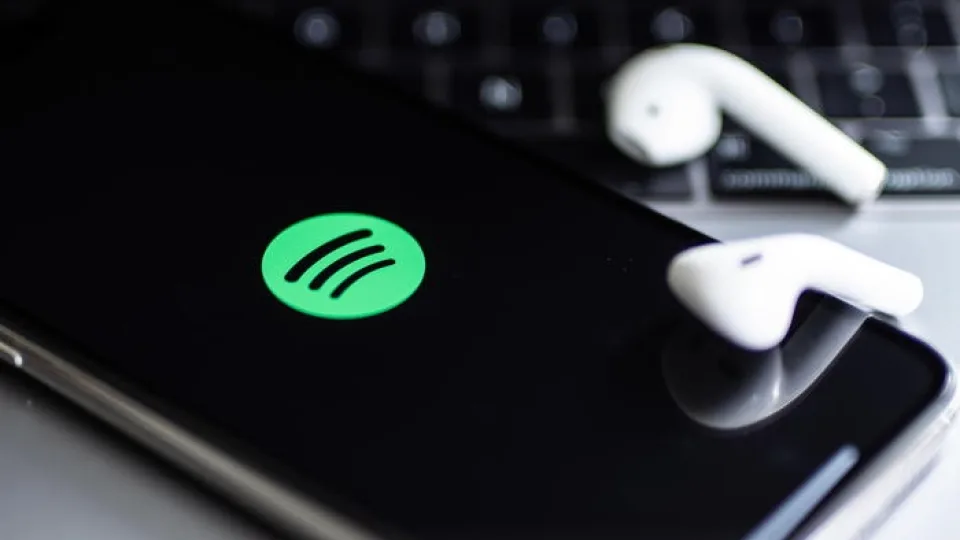 „Spotify“ išlieka muzikos programėlių viršūnėje, tačiau konkurencinė kova tampa vis įtemptesnė