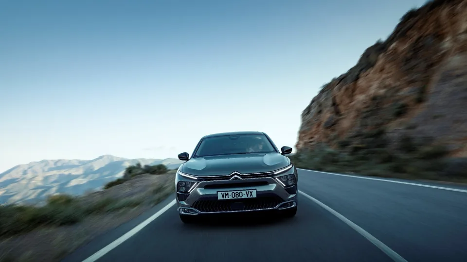 Iš koto verčiantis „Citroën“ pasiūlymas, kokio dar būsite nematę: siūlo įsigyti vieną geriausių savo įkraunamų hibridinių automobilių, o už tai padovanos ir dar vieną automobilį dovanų