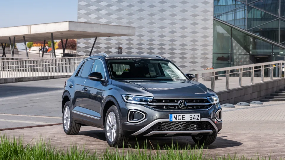 Dar vienas smūgis benzininių ir dyzelinių automobilių gerbėjams: Vokietijos milžinė ėmėsi veiksmų, kurie šokiravo net ir automobilių pardavėjus