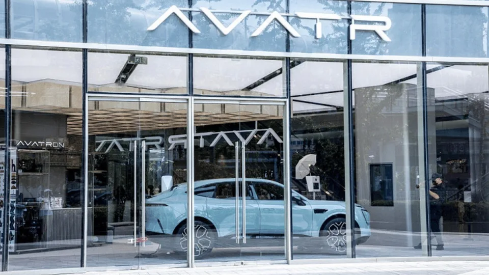 „Huawei“ suvienijo jėgas su Kinijos automobilių milžinais: prekyboje pasirodė pirmasis elektromobilis, kuris aprūpintas išskirtiniais „Huawei“ sprendimais